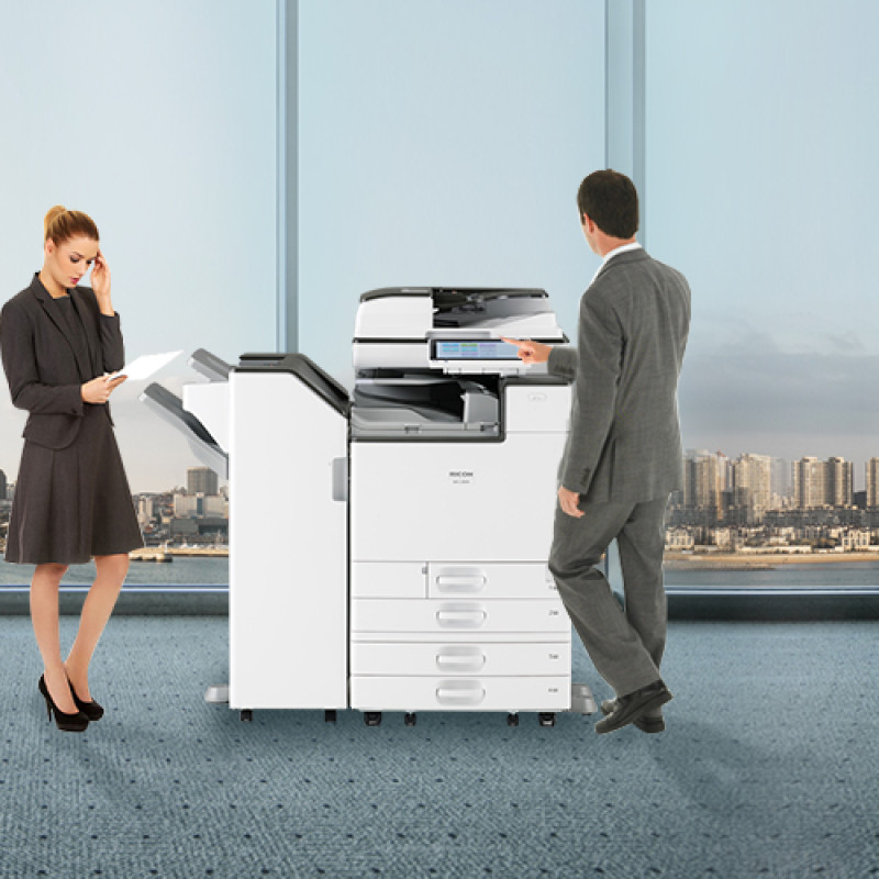 How to Match the Color of Your Handbag With an Outfit